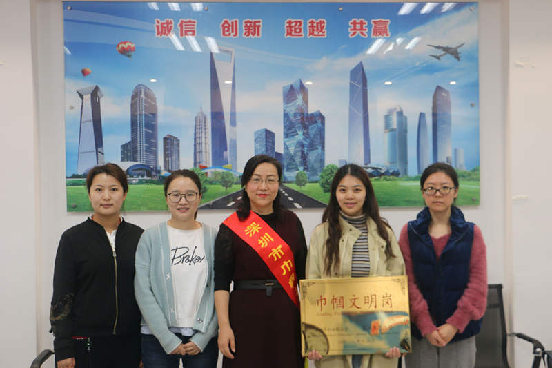 C:\Users\Administrator\Desktop\一項目商務部部分女職工合影_副本.jpg